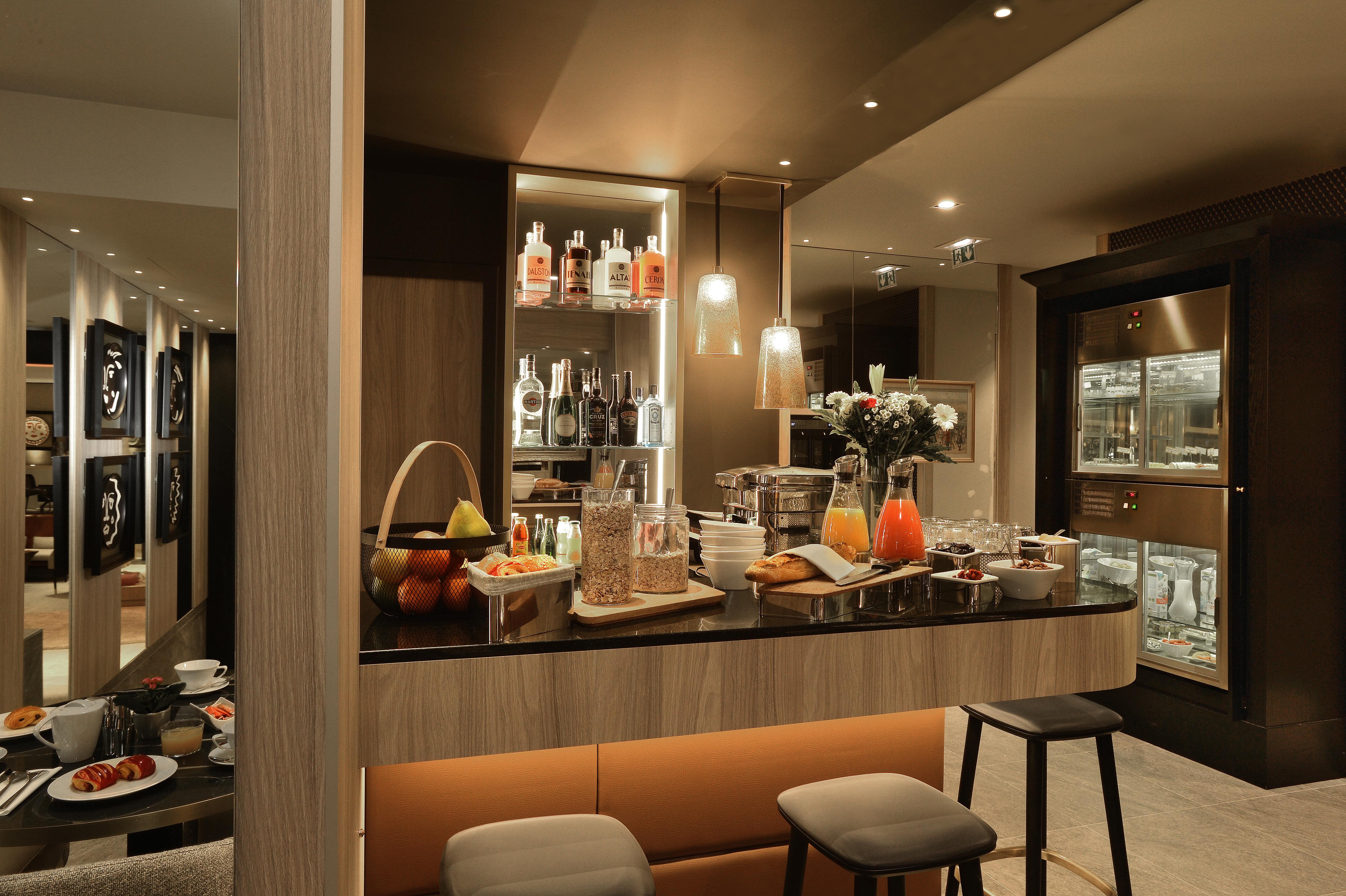 Hotel La Lanterne & By Timhotel Parijs